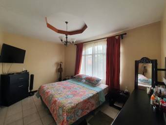 Se vende espaciosa casa con patio grande en Alajuela Centro 23-1320