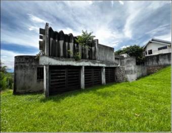 VENTA residencia de arquitecto en obra gris en Santa Ana