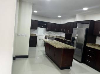 Venta de amplia casa en Trejos de Monte Alegre Escazu San José