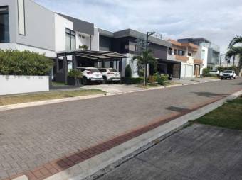 Se vende lote de 356m2 en residencial de Escazú Centro 24-1403