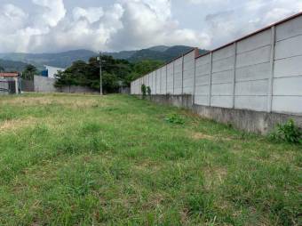 Se vende amplo lote de 940m2 en Rio Oro de Santa Ana 23-156