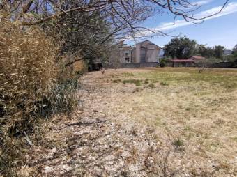 Se vende amplio lote de 1,043m2 en Piedades de Santa Ana 24-124