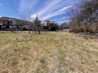 Se vende amplio lote de 1,043m2 en Piedades de Santa Ana 24-124