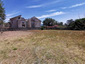 Se vende amplio lote de 1,043m2 en Piedades de Santa Ana 24-124