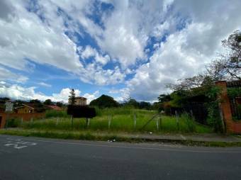 Se vende amplio lote plano de 1,939m2 en Bello Horizonte de Escazú 23-1138