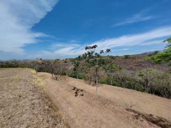 Se vende amplio lote con mas de 2,100m2 en residencial de Guácima en Alajuela 23-2332