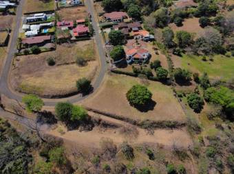 Se vende amplio lote con mas de 2,100m2 en residencial de Guácima en Alajuela 23-2332