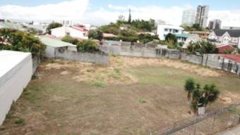 Se vende amplio lote de 2,135m2 con uso de suelo mixto en Curridabat de San José 23-2148