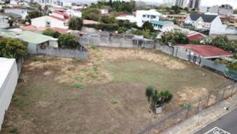 Se vende amplio lote de 2,135m2 con uso de suelo mixto en Curridabat de San José 23-2148