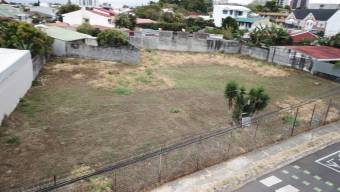 Se vende amplio lote de 2,135m2 con uso de suelo mixto en Curridabat de San José 23-2148