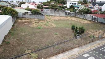 Se vende amplio lote de 2,135m2 con uso de suelo mixto en Curridabat de San José 23-2148