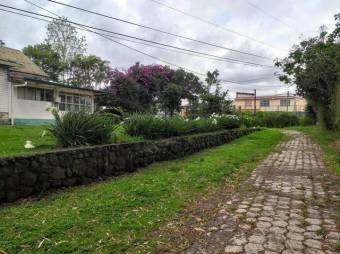 Se vende amplio lote de 5,720m2 con 3 casas en San Pedro de Montes de Oca 24-412