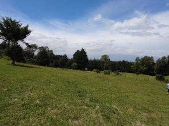 Se vende amplio lote con 7,000m2 en San José de la Montaña en Heredia 23-326