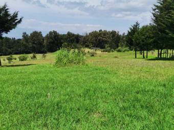 Se vende amplio lote con 7,000m2 en San José de la Montaña en Heredia 23-326