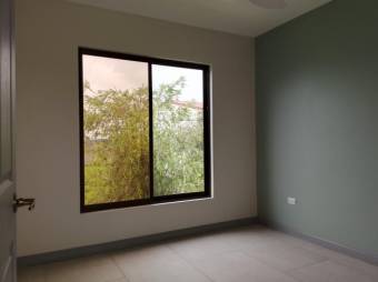 Se vende espaciosa casa con patio y terraza en condominio de Puente de Piedra 24-1877