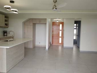 Se vende espaciosa casa con patio y terraza en condominio de Puente de Piedra 24-1877