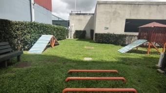 Se vende espacioso apartamento amoblado en condominio de Hatillo de San José 24-1867