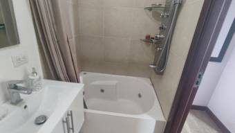 Se vende espacioso apartamento amoblado en condominio de Hatillo de San José 24-1867