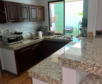 Casa a la venta en condominio Agua Clara en Alajuela.