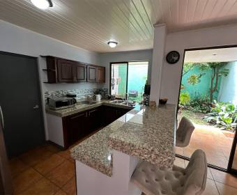 Casa a la venta en condominio Agua Clara en Alajuela.