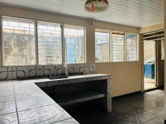 Se vende espaciosa casa con excelente ubicación en Mercedes de Heredia 25-6