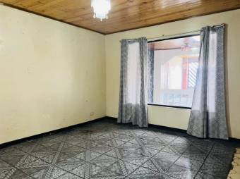 Se vende espaciosa casa con excelente ubicación en Mercedes de Heredia 25-6