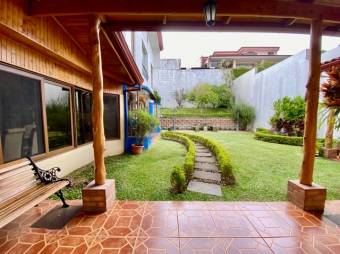 Se vende moderna casa con patio y terraza en residencial de Tres Ríos en la Unión 25-8