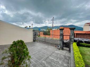 Se vende moderna casa con patio y terraza en residencial de Tres Ríos en la Unión 25-8