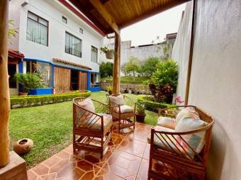 Se vende moderna casa con patio y terraza en residencial de Tres Ríos en la Unión 25-8