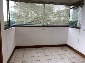 Se alquila espacioso apartamento con terraza en exclusiva zona de Escazú 24-1913