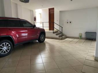 Se alquila espacioso apartamento con terraza en exclusiva zona de Escazú 24-1913