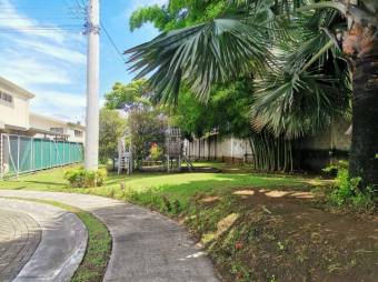 Se vende lote con 180m2 en condominio de 