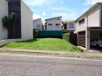 Se vende lote con 180m2 en condominio de 