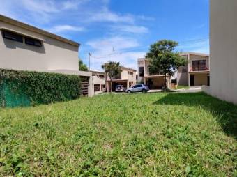 Se vende lote con 180m2 en condominio de 