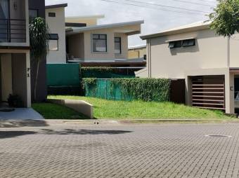 Se vende lote con 180m2 en condominio de Alajuela Centro 24-1900