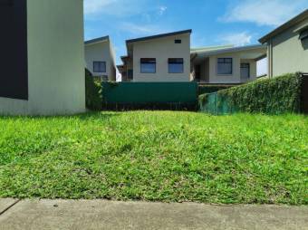 Se vende lote con 180m2 en condominio de 