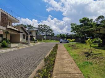 Se vende lote con 180m2 en condominio de Alajuela Centro 24-1900