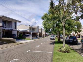 Se vende lote con 180m2 en condominio de 