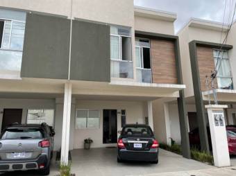 Se vende moderna casa de 2 plantas en condominio de Anselmo Llorente 25-16