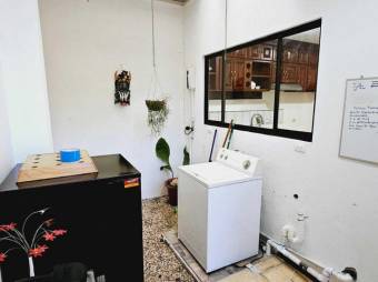 Se vende amplia casa de 3 niveles inversión en San Vicente de Moravia 24-1886