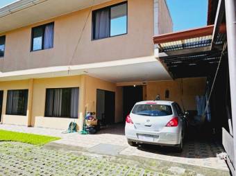 Se vende amplia casa de 3 niveles inversión en San Vicente de Moravia 24-1886