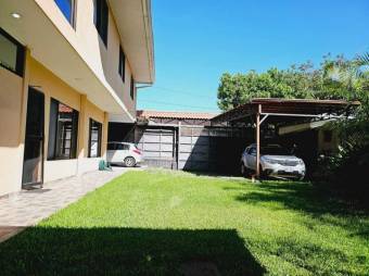 Se vende amplia casa de 3 niveles inversión en San Vicente de Moravia 24-1886