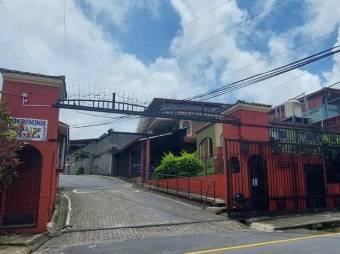 Se vende espaciosa casa de 2 plantas con patio en Mercedes Norte de Heredia 24-1624