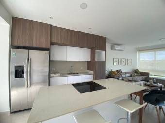 Se vende moderno y espacioso apartamento en condominio de Jacó en Garabito 24-1882