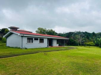 Se vende casa con terreno de 2,964m2 en Velázquez de Coronado en San José 24-1893