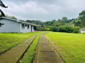 Se vende casa con terreno de 2,964m2 en Velázquez de Coronado en San José 24-1893