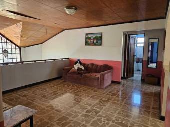 Se vende moderna y espaciosa casa con uso de suelo mixto en Granadilla de Curridabat 24-1600