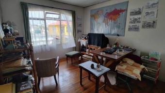 Se vende amplia propiedad para inversión con 4 apartamentos en Uruca de San José 24-1430, ₡ 375,000,000, 8, San José, San José