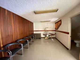 Se vende local de 580m2 con 14 consultorios u oficinas en Merced de San José 23-2823, $ 571,000, 14, San José, San José