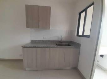 Se alquila espacioso apartamento en condominio de Hatillo de San José 25-44